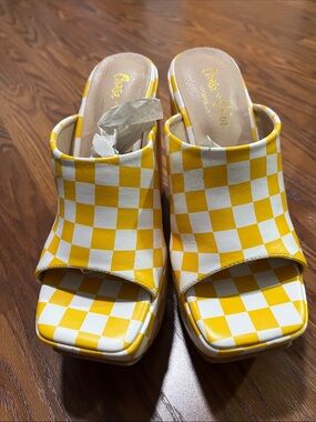 Chase + Chloe Checkerboard Slide Sandals in Yellow and White - Women 6.5